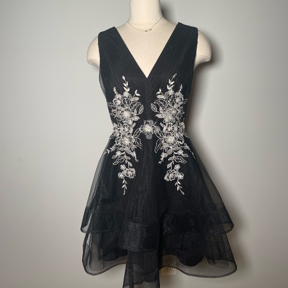 Floral embroidered blck tulle BCBG Cocktail dress size 4 - Picture 6 of 8